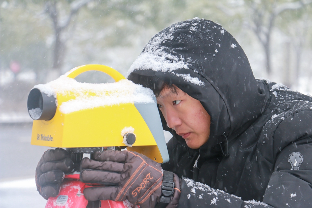 2018年1月27日，工程技術(shù)人員在雪中開展測量作業(yè)。